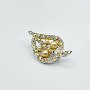 Vintage Gold Tone Faux Pearls Rhinestone Leaf Shape Needlepoint Brooch 2”